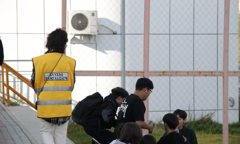 Хүүхэд бол нийгмийн хамгийн эмзэг, хамгийн их анхаарал, хайр, хамгаалал шаарддаг бүлэг. Харин эдгээр бяцхан иргэдийн аюулгүй, эрхээ эдэлсэн, аз жаргалтай орчинд өсөж бойжих нөхцөлийг хангахын төлөө чимээгүй боловч тууштай зүтгэж яваа хүмүүс бол “Хүүхэд хамгаалагчид” юм.
Монгол Улсад 2019 оноос эхлэн хэрэгжиж буй “Хүүхэд хамгаалагч” төсөл нь хүүхдийг хүчирхийлэл, үл хайхрал, осол гэмтлээс урьдчилан сэргийлэх, орон нутгийн түвшинд эрсдэлийг эрт илрүүлэх, хамгаалалтыг шуурхай зохион байгуулахад чиглэсэн бодит ажлын нэг болж, өнөөдөр ч амжилттай үргэлжилж байна.
Энэ төслийн хүрээнд олон жилийн туршлагатай, тэтгэвэртээ гарсан ахмад ажилтан, цагдаа, багш, эмч нар дахин нийгмийн сайн сайхны төлөө нэгджээ. Тэдний үүрэг бол хорооны нутаг дэвсгэрт хүүхдүүдийн орчныг ажиглах, эрсдэлтэй нөхцөл байдлыг эрт илрүүлэх, холбогдох байгууллагад мэдээлэх, мөн хүүхдүүдэд ээлтэй, аюулгүй орчин бүрдүүлэхэд оршин суугчидтай хамтран ажиллахад оршдог юм. 
Төсөл хэрэгжсэнээр 2019–2020 онд нийт 200 гаруй хүүхэд хамгаалагч нийслэл болон орон нутгийн хэмжээнд ажиллаж, 150,000 гаруй хүүхдийг хяналтад хамруулсан байна. Зөвхөн 2019 онд гэхэд 12 хүүхдийн хүчирхийллийн тохиолдлыг шуурхай илрүүлж, 180 гаруй хүүхдийг эрсдэлт орчноос хамгаалжээ.